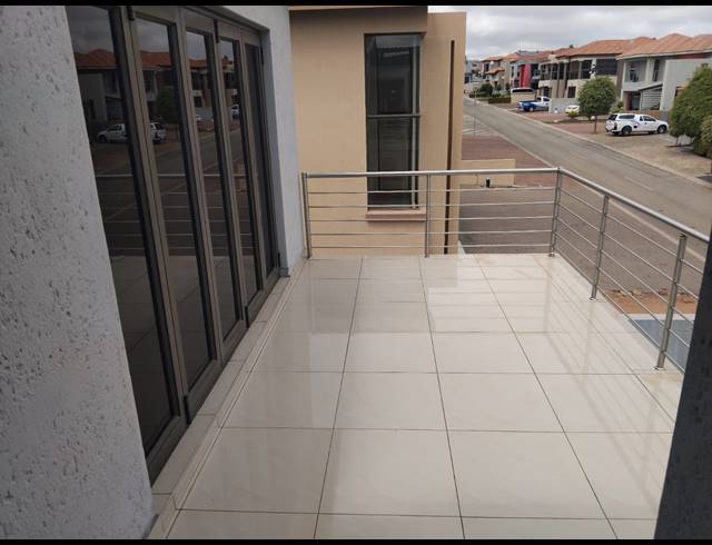 4 BEDROOM FREEHOLD FOR SALE IN WOODHILL ESTATE